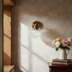 Cargar imagen en el visor de la Galería, Aplique de pared arqueado de cristal acanalado y latón Glorica Glass – Lámpara de pared industrial vintage para entrada