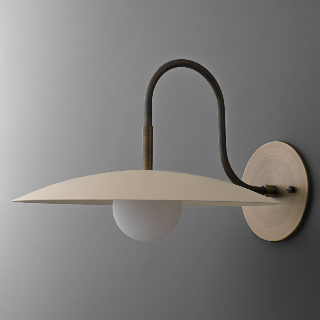 Aplique de pared moderno de metal Curva - Brazo de latón antiguo con pantalla de disco color crema