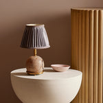 Charger l'image dans la visionneuse de galerie, Lampe de table sculpturale moderne – Lumière décorative minimaliste pour chambre et salon
