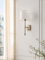 Charger l'image dans la visionneuse de galerie, Applique murale Atticus avec abat-jour en tissu - Lampe murale moderne en laiton pour chambre et couloir