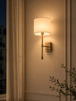 Charger l'image dans la visionneuse de galerie, Applique murale Atticus avec abat-jour en tissu - Lampe murale moderne en laiton pour chambre et couloir