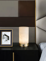 Bild in Gallery-Viewer laden, Totem Alabaster Tischlampe (eingebauter Akku)
