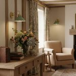 Charger l'image dans la visionneuse de galerie, Applique murale globe à bras courbé Aurenza – Lampe murale industrielle moderne pour salle de bain, chambre et couloir