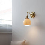 Charger l'image dans la visionneuse de galerie, Applique murale en céramique nervurée Curvona avec bras incurvé - Luminaire d'intérieur moderne pour chambre, salon et couloir