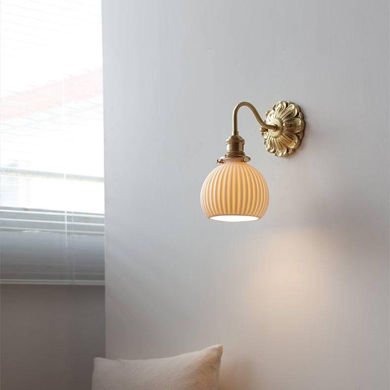 Applique murale en céramique nervurée Curvona avec bras incurvé - Luminaire d'intérieur moderne pour chambre, salon et couloir