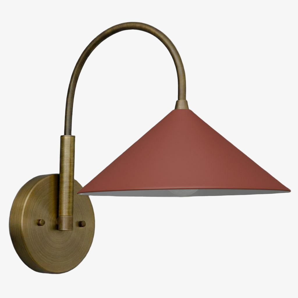 Aplique de pared vintage de metal Curva: elegante pantalla cónica para dormitorios