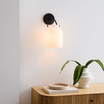 Charger l'image dans la visionneuse de galerie, Applique minimaliste Hanton – Applique vintage en verre laiteux et accents métalliques