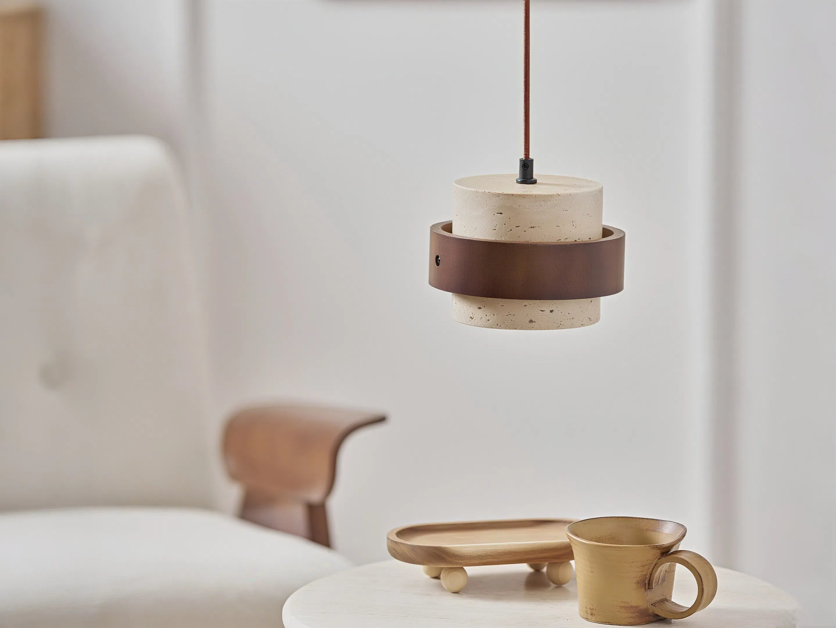 Série de lampes en travertin simples et terreuses