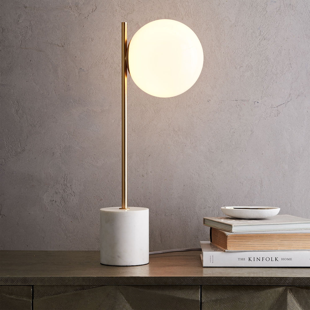Lámpara de mesa Alessora Sphere: moderna lámpara de escritorio de metal y mármol