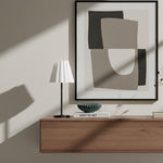 Cargar imagen en el visor de la Galería, Lámpara de mesa delgada de transición Ruffmeto: iluminación con pantalla escultural para sala de estar o dormitorio