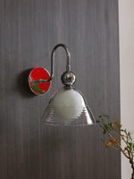 Cargar imagen en el visor de la Galería, Aplique de pared Sunset – Lámpara Bauhaus curva con pantalla de vidrio acanalado - AFTERGLOW L2
