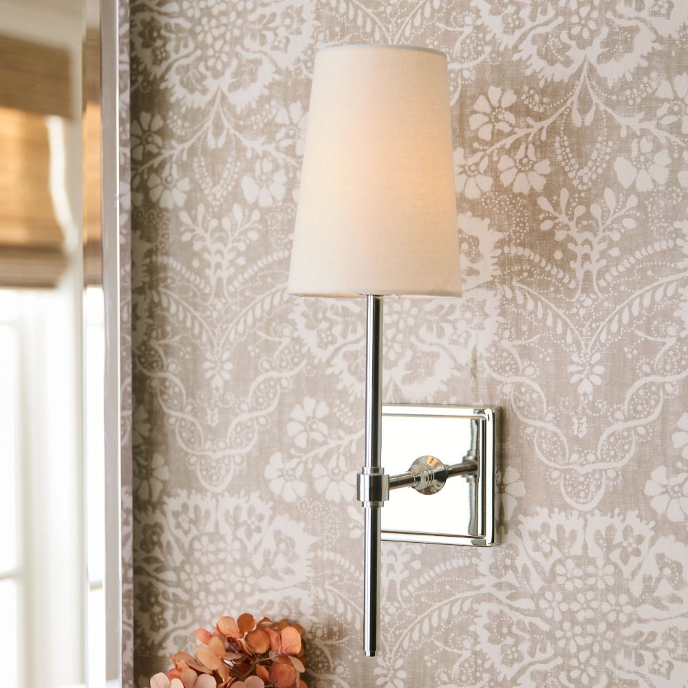 Lámpara de pared Rowan con pantalla de lino blanco elegante – Lámpara de pared retro de metal para dormitorio y pasillo