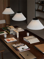 Charger l&#39;image dans la visionneuse de galerie, Lampe suspendue plissée Demare
