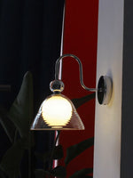 Cargar imagen en el visor de la Galería, Aplique de pared Sunset – Lámpara Bauhaus curva con pantalla de vidrio acanalado - AFTERGLOW L2
