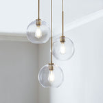 Cargar imagen en el visor de la Galería, Lámpara de araña minimalista de cristal Selvion: luminaria escultural de vidrio artesanal
