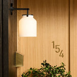 Cargar imagen en el visor de la Galería, Aplique de pared minimalista para exterior Hanton: aplique industrial de metal mate para espacios modernos
