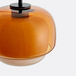Cargar imagen en el visor de la Galería, Aplique de pared Clinco con forma de globo de cristal contemporáneo: diseño moderno, iluminación versátil para salón, dormitorio y pasillo.
