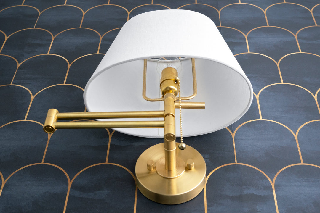 Aplique de pared estilo escuela Ornato Luxe de latón - Lámpara de pared Art Déco con pantalla de vidrio blanco