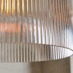 Charger l&#39;image dans la visionneuse de galerie, Suspension en verre strié – Suspension en laiton et verre au style campagnard 
