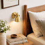 Charger l'image dans la visionneuse de galerie, Brass wall lamp installed in a warm interior
