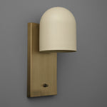 Charger l&#39;image dans la visionneuse de galerie, Applique murale Metio Dome en laiton, style milieu de siècle moderne – Un éclairage polyvalent pour les espaces de vie
