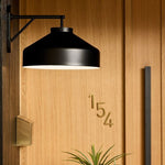 Cargar imagen en el visor de la Galería, Aplique de pared minimalista para exterior Hanton: aplique industrial de metal mate para espacios modernos
