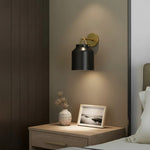 Charger l'image dans la visionneuse de galerie, Applique murale minimaliste Hanton – Applique en verre lait vintage avec accent en métal