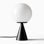 Cargar imagen en el visor de la Galería, Lámpara de mesa moderna Ulvara: globo de cristal y base cónica para un dormitorio luminoso.
