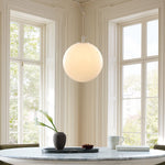 Cargar imagen en el visor de la Galería, Lámpara colgante minimalista de cristal Lumivelle: diseño regulable en altura
