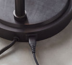 Cargar imagen en el visor de la Galería, Lámpara de mesa Lawson de vidrio reciclado con USB - Diseño moderno de latón y bronce
