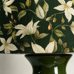 Bild in Gallery-Viewer laden, Detailweergave van vintage groene tafellamp met bloemenmotief