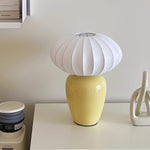 Bild in der Galerieansicht laden, Baiser Tischlampe
