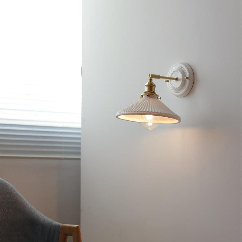 Lámpara de pared vintage de cerámica japonesa de latón con una luz
