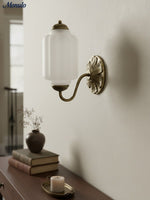 Bild in Gallery-Viewer laden, Vintage Milchglas Wandleuchte Nachttisch Flur Eloise Wandleuchte