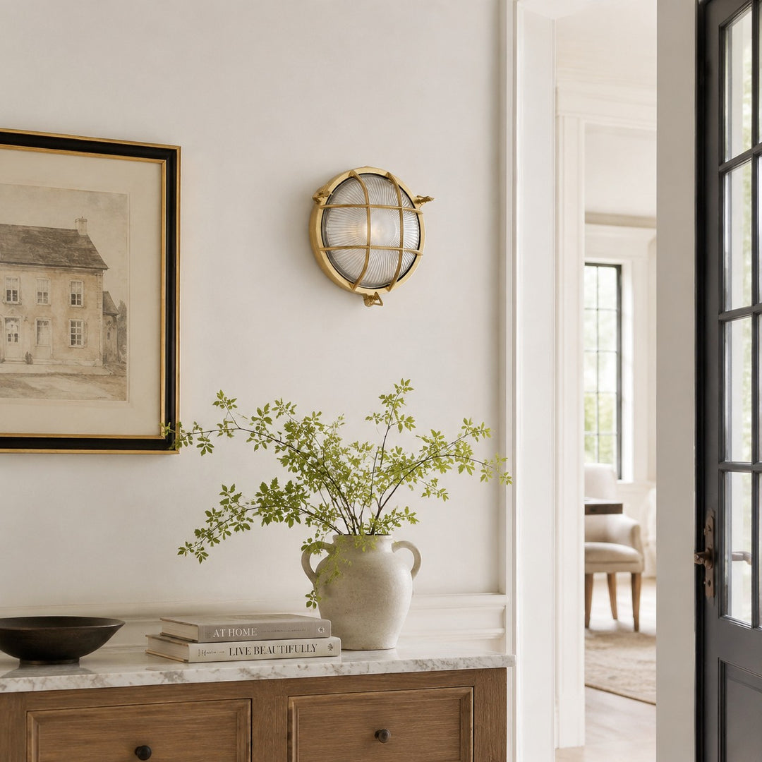 Aplique de pared Ivoran Bulkhead - Luz industrial vintage de vidrio con jaula de latón para exteriores y baño