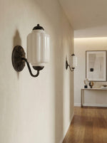 Bild in Gallery-Viewer laden, Vintage Milchglas Wandleuchte Nachttisch Flur Eloise Wandleuchte