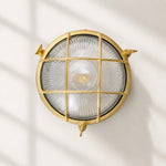 Cargar imagen en el visor de la Galería, Aplique de pared Ivoran Bulkhead - Luz industrial vintage de vidrio con jaula de latón para exteriores y baño
