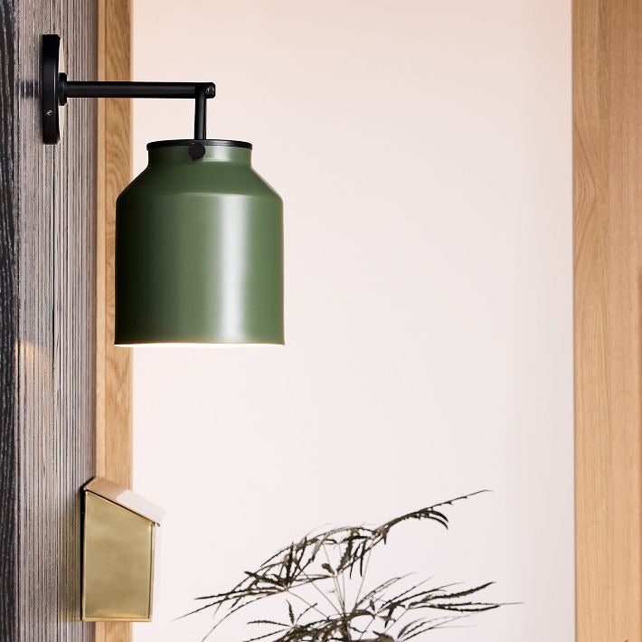 Aplique de pared minimalista para exterior Hanton: aplique industrial de metal mate para espacios modernos
