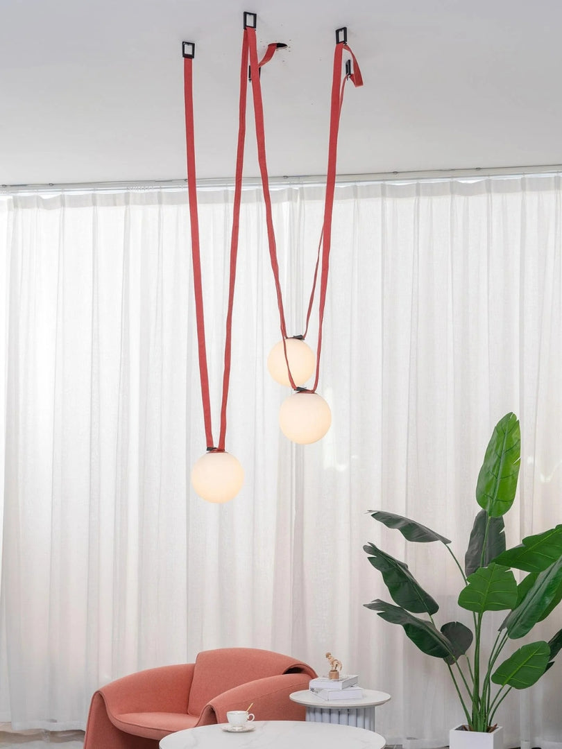 Suspension modulaire au design sculptural en forme de ceinture