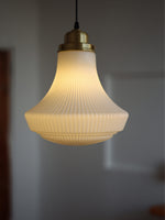 Bild in der Galerieansicht laden, Opalglas Pendelleuchte - Vintage Milchglas &amp; geripptes Design für elegante Räume
