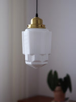 Bild in der Galerieansicht laden, Opalglas Pendelleuchte – Vintage Milchglas Pendelleuchte mit Messingakzent
