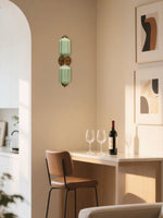 Cargar imagen en el visor de la Galería, Aplique de pared horizontal Eloise de cristal vintage americano con forma de farol
