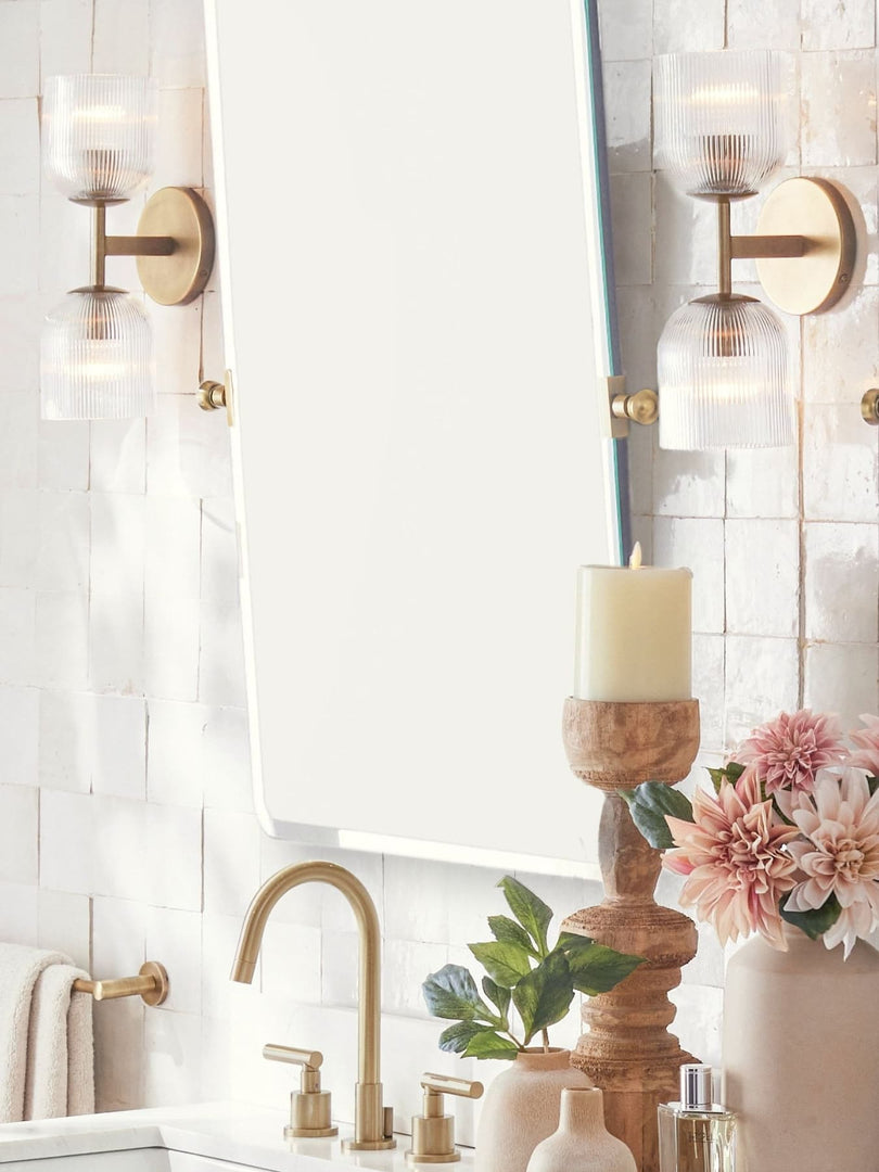 Aplique de vidrio acanalado: lámpara de pared de latón y vidrio en estilos simple, doble y triple