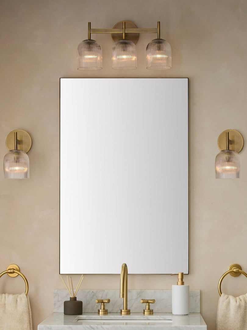 Aplique de vidrio acanalado: lámpara de pared de latón y vidrio en estilos simple, doble y triple