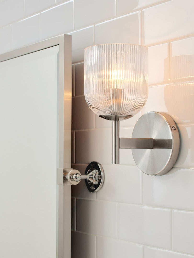 Aplique de vidrio acanalado: lámpara de pared de latón y vidrio en estilos simple, doble y triple