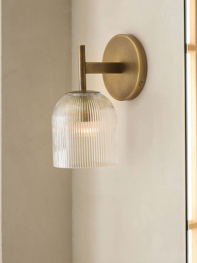 Aplique de vidrio acanalado: lámpara de pared de latón y vidrio en estilos simple, doble y triple