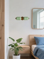 Cargar imagen en el visor de la Galería, Aplique de pared horizontal Eloise de cristal vintage americano con forma de farol
