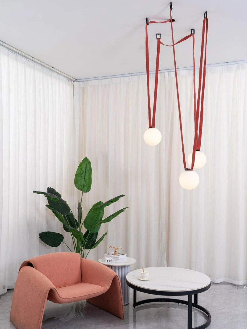 Suspension modulaire au design sculptural en forme de ceinture