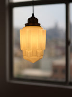 Bild in der Galerieansicht laden, Opalglas Pendelleuchte – Vintage Milchglas Pendelleuchte mit Messingakzent
