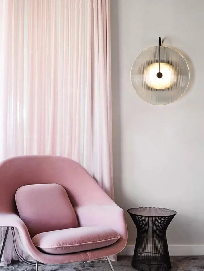 Moderne Glas-Wandleuchte – Gerippte Glasleuchte mit Scheiben-Wandhalterung